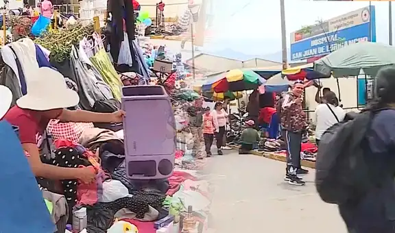 Ambulantes toman la vía pública y se apoderan del ingreso al Hospital San Juan de Lurigancho