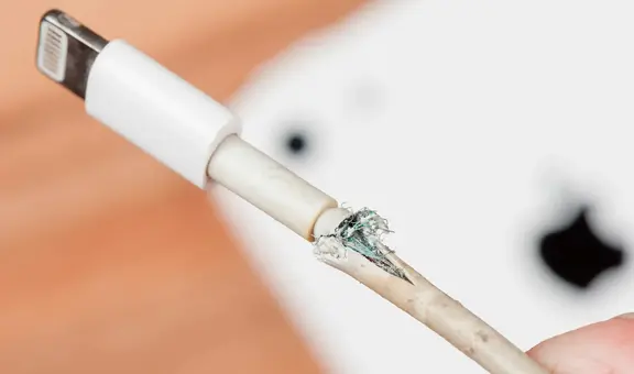 ¿El cable de tu cargador está roto o se ha pelado? Tu celular corre estos riesgos por usarlo