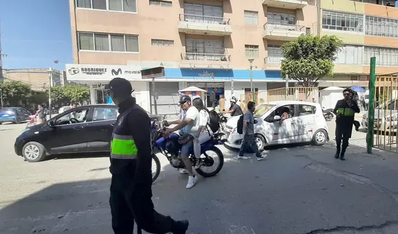 Congestión vehicular por cierre de accesos al mercado Modelo de Chiclayo