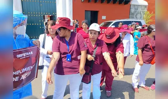 Obstetras se desangran en plaza de Armas de Trujillo