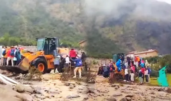 Cusco: turistas se salvan de ser arrastrados por huaicos y son auxiliados en cargador frontal