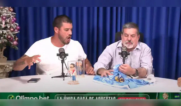 Gonzalo Núñez usó la camiseta de Sporting Cristal para limpiar una mesa en vivo