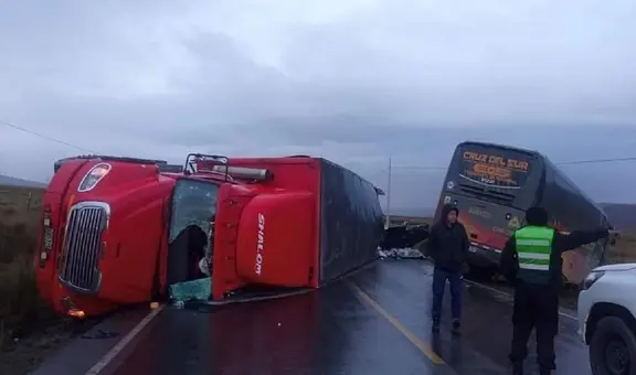 Carretera central: violento choque entre bus y tráiler deja como saldo 1 fallecido y 2 heridos