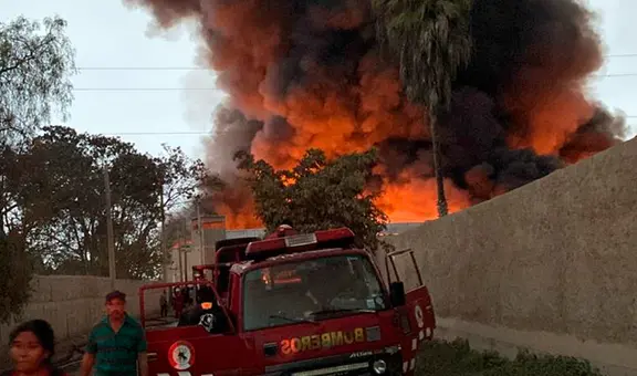 Lurín: más 30 unidades de bomberos trabajan para controlar incendio en almacén de llantas