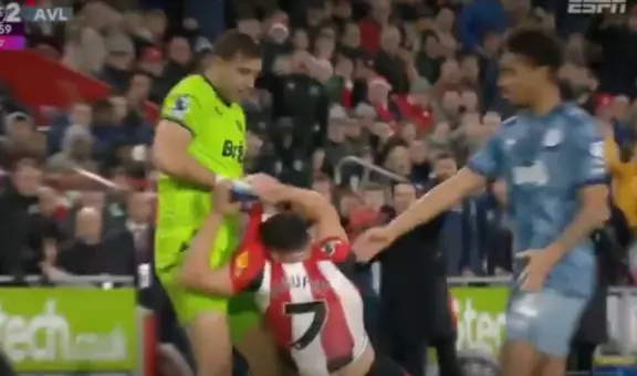 'Dibu' Martínez se molestó con rival: lo jaloneó, lo insultó y se salvó de la roja en la Premier