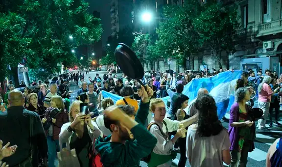El cacerolazo contra las reformas de Milei se extendió hasta la madrugada en Buenos Aires
