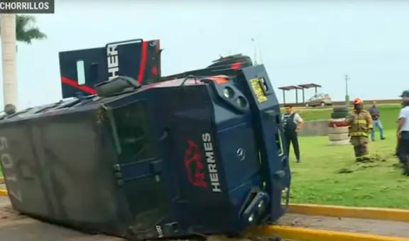 Camión de caudales se vuelca en Costa Verde: vía que conecta con av. Huaylas fue cerrada