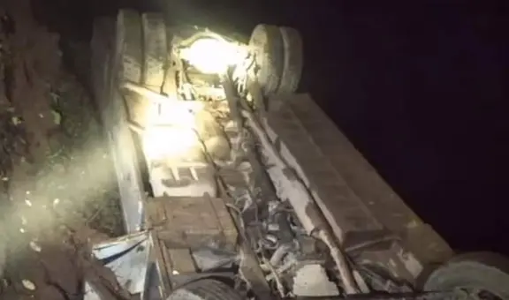 Un fallecido y 38 heridos tras caída de bus interprovincial a abismo en La Libertad