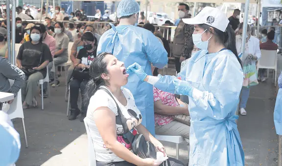 Casos de COVID-19 se han triplicado en un mes, pero no se prohibirán reuniones