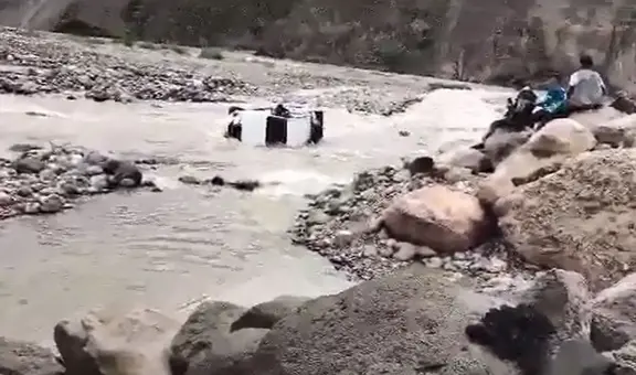 La Libertad: vehículo intenta cruzar torrentosa agua de río y es arrastrado con ocupantes a bordo
