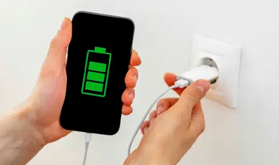 ¿Qué debes conectar primero al cargar tu smartphone, el enchufe o el cable al celular?