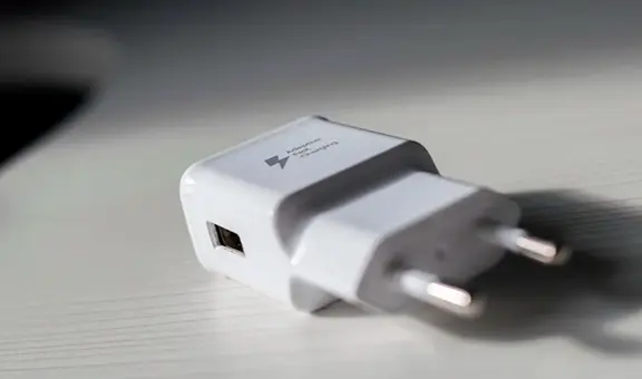 ¿Por qué debes desenchufar el cargador de tu celular aunque no tengas nada conectado?