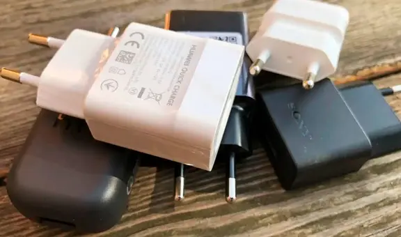 ¿Es buena idea utilizar un cargador antiguo para cargar un teléfono moderno?