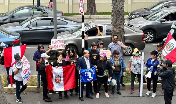 Rosa María Palacios y Gustavo Gorriti sufren persecución y acoso