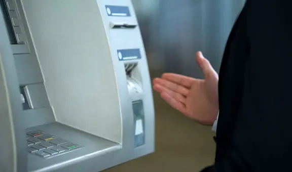 ¿Qué hacer si el cajero automático se queda con mi tarjeta?