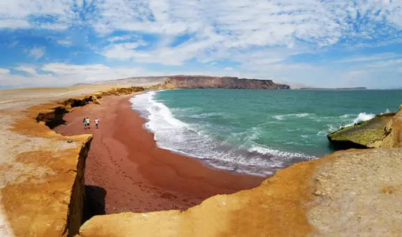 La inusual playa de arena roja, impetuosas olas y aguas turquesas: ¿cómo llegar desde Lima?