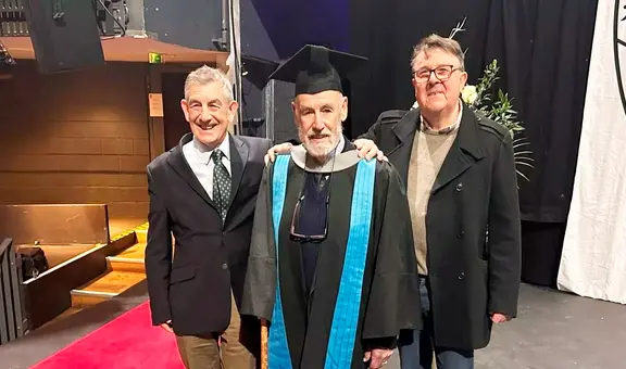 Hombre de 95 años se gradúa en la universidad y va por el doctorado: "¿Quién dijo que es tarde para aprender?"