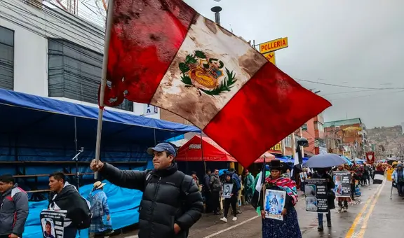 Fiesta de la Candelaria: ondean bandera en la que cargaban a caídos en protestas contra Dina Boluarte