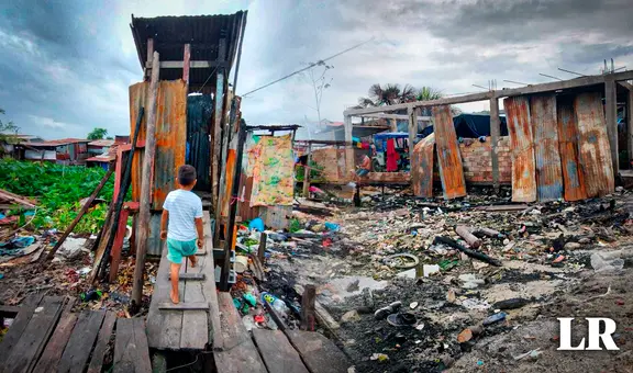 Iquitos: entre escombros, basura y aguas estancadas viven damnificados de incendio en Punchana