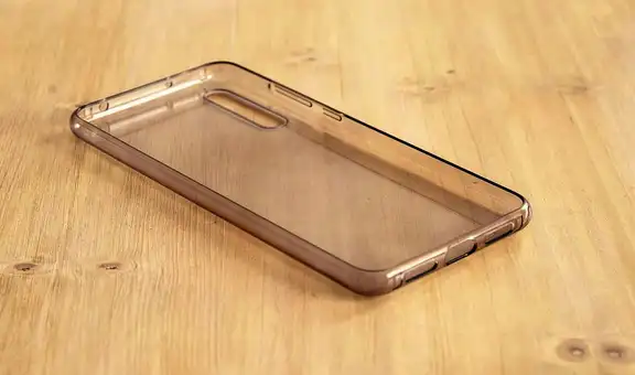 ¿Es buena idea utilizar la funda protectora que llega en la caja del celular nuevo que compraste?