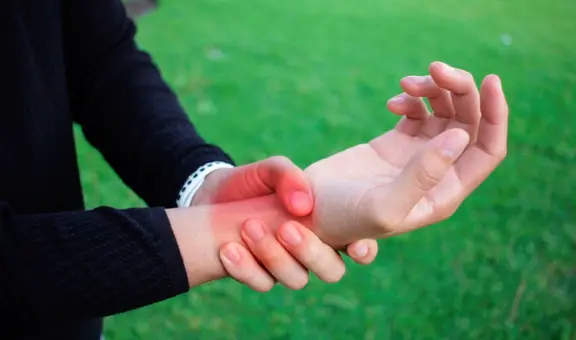 ¿Qué FRUTA fortalece los huesos, produce colágeno y combate los dolores musculares?