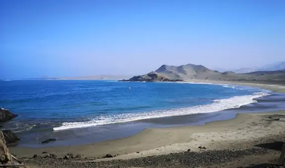 Visita la playa de aguas tranquilas y turquesas escondida entre dunas, solitaria y muy cerca de Lima