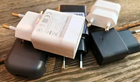 ¿Qué puede pasarle a tu teléfono si utilizas un cargador genérico por mucho tiempo?