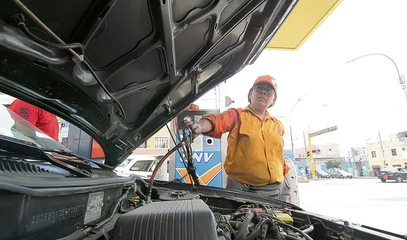 Ambigüedades arancelarias retrasan conversión y venta de autos a gas natural, según talleres
