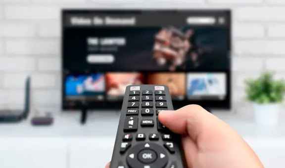 ¿Qué pasa si mantienes presionado el botón de apagado del control remoto de tu smart TV?