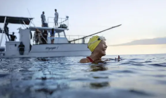 Está en Netflix y su historia impresionó por ser la primera mujer en nadar con tiburones