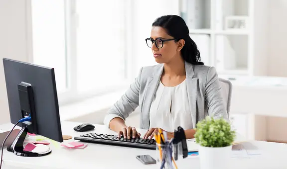 Descubre si tus empleadores pueden revisar tus mensajes y correos personales en el trabajo