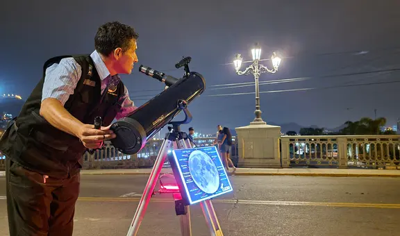 Ver la Luna de cerca a 2 soles: el señor que recorre las calles de Lima con un telescopio