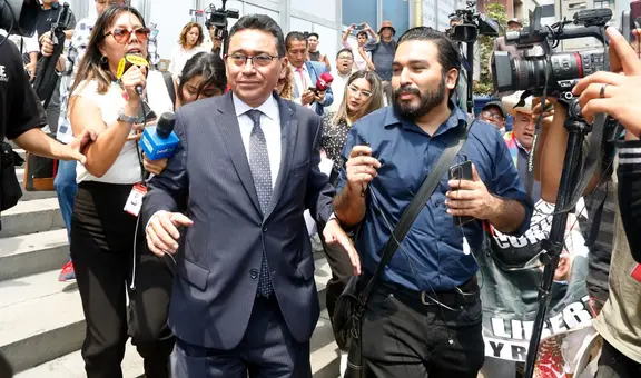 Wilfredo Oscorima: agreden y lanzan restos de basura a abogado Humberto Abanto tras salir de Fiscalía