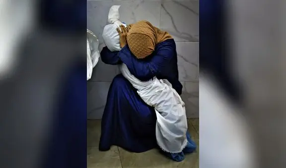 La foto de una mujer cargando a su sobrina muerta, en tragedia de Gaza, gana el World Press Photo 2024