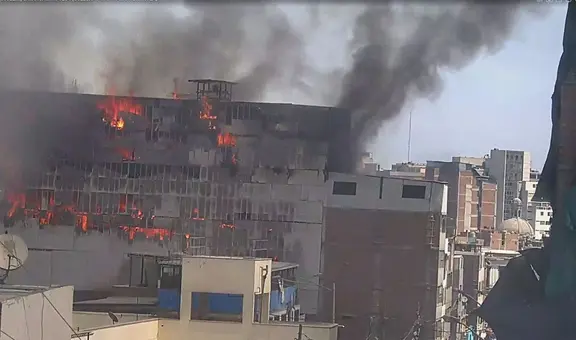 Cercado de Lima: fuerte incendio consume edificio en Jr. Áncash
