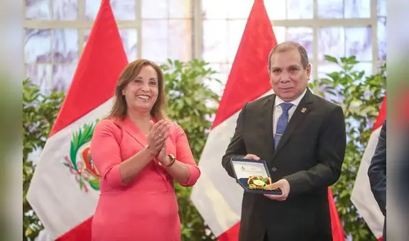 Transparencia califica de “cuestionable” condecoración de Dina Boluarte a presidente del PJ
