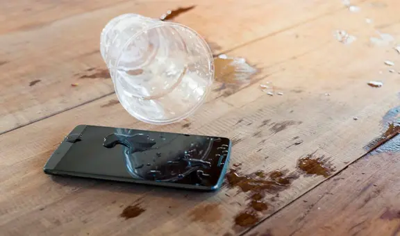 ¿Se mojó tu celular y ya no enciende? Esto es lo que debes hacer para cuidarlo
