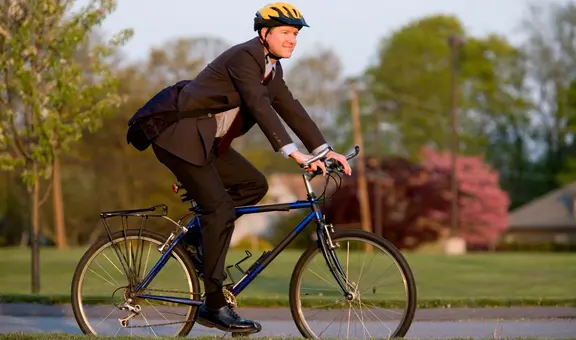 ¿Vas en bicicleta al trabajo? En Perú, eso significa un día libre remunerado: estos son los pasos para solicitarlo