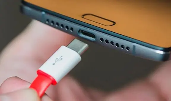 ¿Por qué el puerto USB no transfiere datos y solo carga tu smartphone?