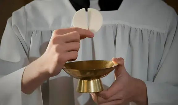Sacerdote es acusado de morder a una mujer por querer tomar la hostia 'a la fuerza' en plena misa
