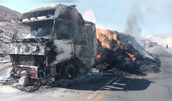 Arequipa: tráiler se incendia en carretera y conductor se salva de milagro