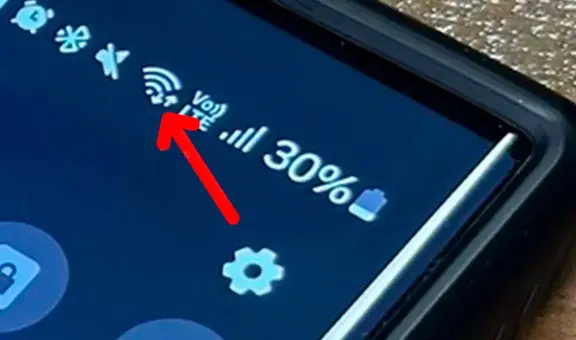¿Qué significan las flechas de arriba y abajo que salen al lado del ícono de WiFi, datos y bluetooth?