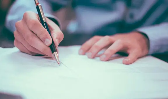 ¿Por qué razones se puede quitar el apellido paterno a un niño en Colombia?