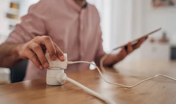 ¿Tu cargador de celular se caliente? Estas pueden ser las razones y así puedes solucionarlo