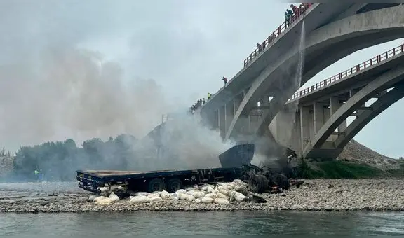 Cañete: chofer muere calcinado tras explosión de tráiler que cayó de puente en la Panamericana sur