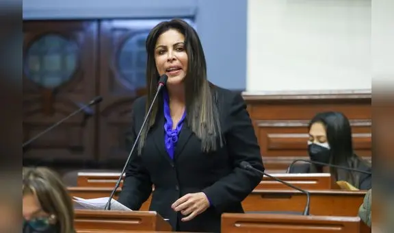 Patricia Chirinos pidió 8 licencias y viajó en semanas de representación