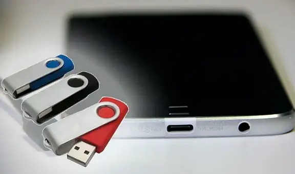¿Cómo conectar una memoria USB al puerto USB-C de tu smartphone y qué pasa al hacerlo?