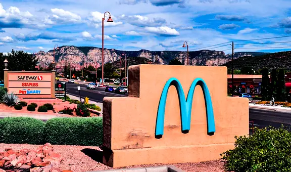 El ÚNICO McDonald’s con logo azul del mundo está en América: destaca en una ciudad de montañas rojas