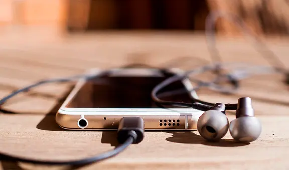 ¿Tienes audífonos con cables? Este es el atajo que te deja usar en la cámara de tu teléfono