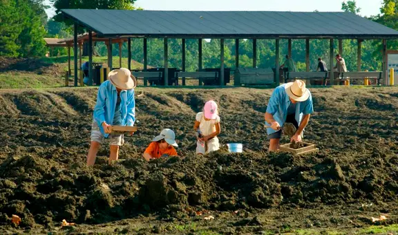 La ÚNICA mina en América que permite al público buscar minerales para su propiedad: más de 30.000 diamantes han sido descubiertos
